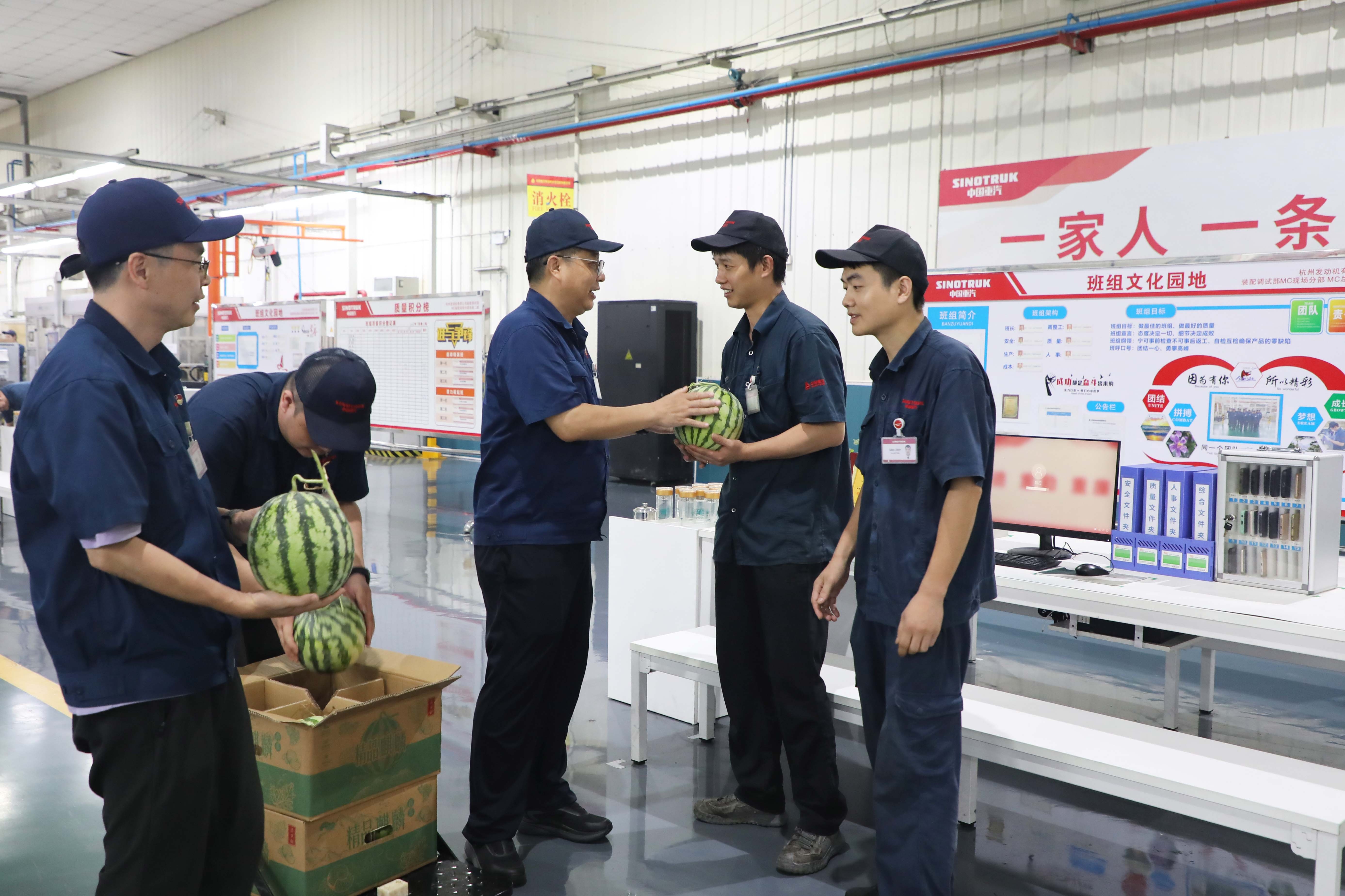 夏日送清凉 | 公司领导到生产一线开展高温慰问活动
