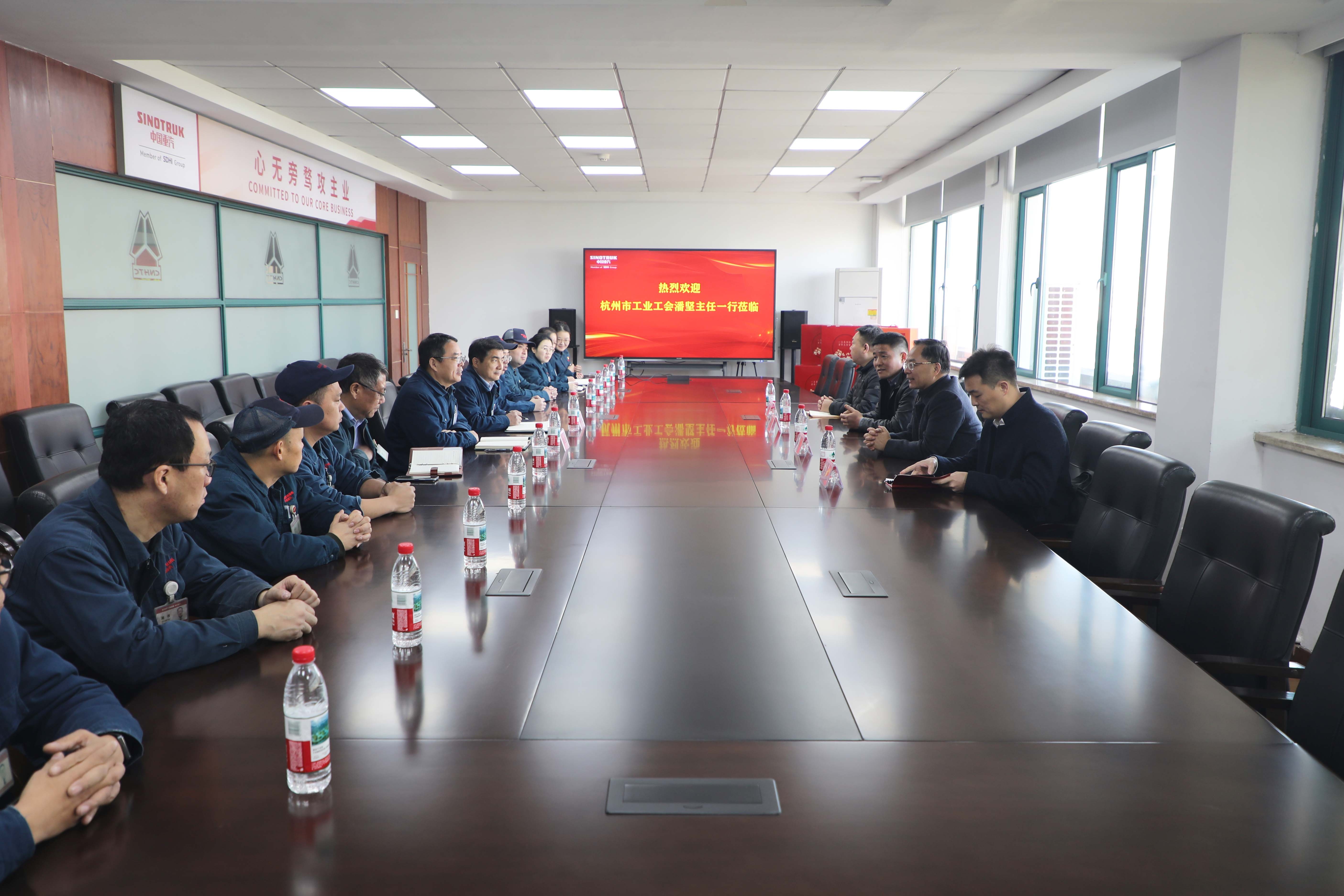 杭州市工业工会主任潘坚一行到公司慰问困难职工