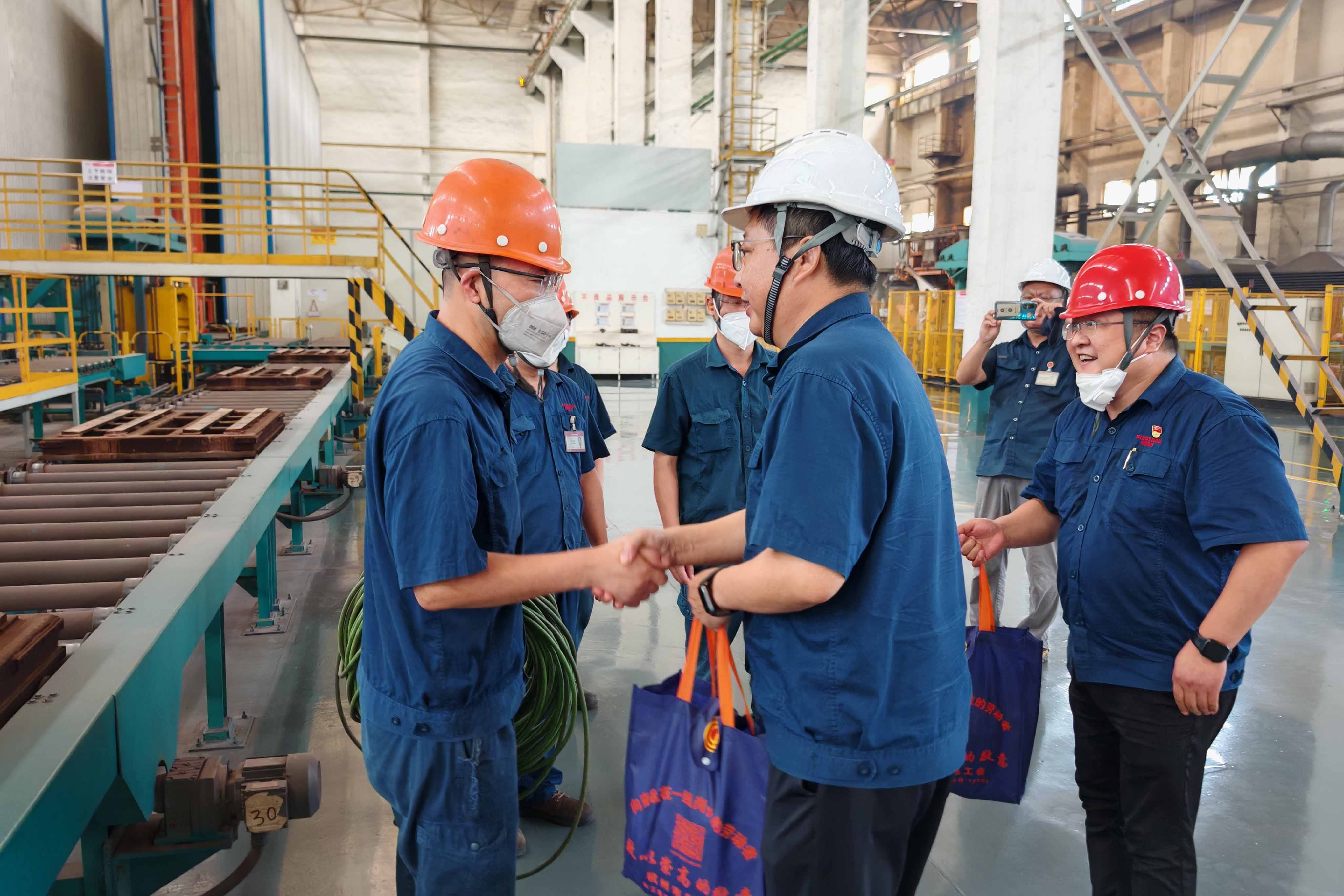 夏送清凉 服务一线｜公司班子成员到生产一线开展高温慰问